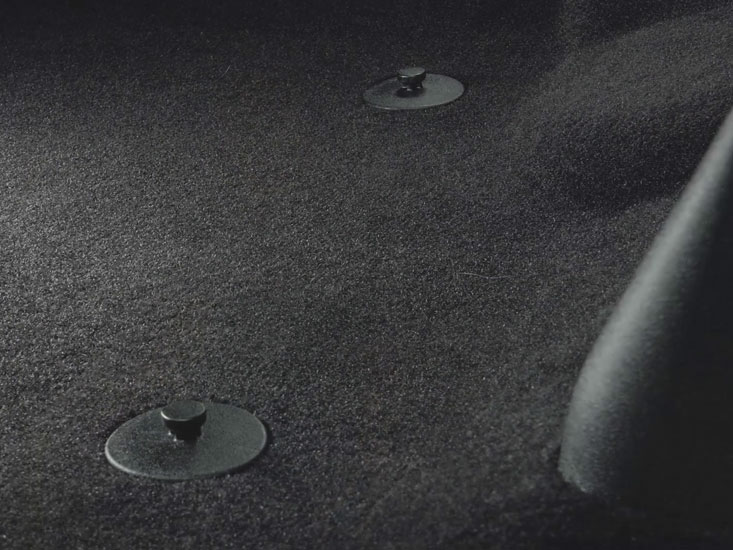 Штатні кріплення підлоги перед установленням килимка. Фото: WeatherTech.
